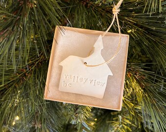 Adorno navideño cristiano personalizado, hecho a mano, ideal para regalar. Adorno de iglesia para una Navidad minimalista.