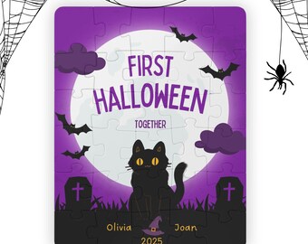 Puede incluir: Un rompecabezas temático de Halloween con un fondo morado, que presenta una luna llena, murciélagos y un gato negro. El rompecabezas dice "First Halloween Together" con los nombres "Olivia" y "Joan" y el año "2025".