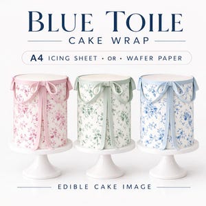 Può includere: Tre involucri commestibili per torte con disegni floreali rosa, verdi e blu, ciascuno adornato con un fiocco abbinato. Il testo "BLUE TOILE CAKE WRAP" è visualizzato sopra le torte, con "A4 ICING SHEET OR WAFER PAPER" sotto.