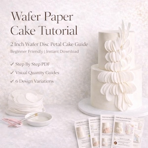 Op de afbeelding: Een witte taart met twee lagen, versierd met bloemblaadjes van ouwelpapier. De afbeelding toont ook een stapel ouwelpapier schijven, een kleine kom, een penseel en gedrukte gidsen. Tekst op de afbeelding luidt "Wafer Paper Cake Tutorial" en "2 Inch Wafer Disc Petal Cake Guide".