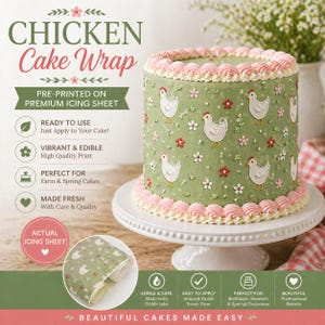 Op de afbeelding: Een ronde taart met een groene glazuurverpakking met witte kippen en rode en witte bloemen. De taart staat op een witte taartstandaard. De tekst "CHICKEN Cake Wrap" staat bovenaan de afbeelding.