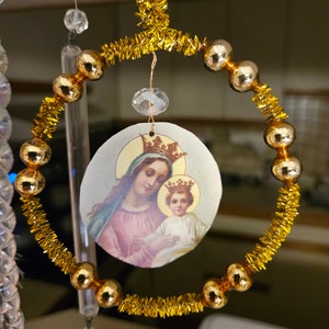 Ornamento natalizio 3D di ispirazione vittoriana, fatto a mano, perline di vetro antiche, ciniglia argentata, icona religiosa di "Maria e il bambino" *