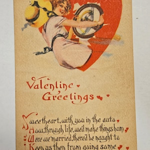Cartolina di San Valentino dell'epoca della seconda guerra mondiale, ragazza seduta in un cuore che tiene in mano il volante *