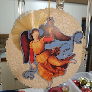 Ornement d'ange d'inspiration victorienne, fabriqué à la main, à l'aide de « ferrailles » découpées à l'emporte-pièce de Dresde, halo de verre filé, véritables paillettes de verre allemand sur un napperon complexe *