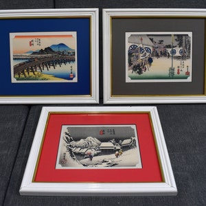 Tre träsnitt (#48 Seki, #16 Kanbara, #39 Okazaki) från serien "De 53 stationerna på Tokaido-vägen" av Utagawa Hiroshige