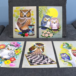 Può includere: Set di cinque illustrazioni vintage di gufi. Ogni illustrazione presenta un gufo diverso con dettagli colorati e uno sfondo fantasioso. I gufi sono raffigurati in varie pose, tra cui appollaiati su rami, che giocano a scacchi e che tengono una penna.
