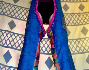 Pantalones de mezclilla bicolor hechos a mano y pintados a mano con ribete de pana y detalles coloridos.