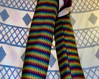 Pantalones de cuero texturizados con estampado arcoíris y ribete de pata de gallo negro reciclado.