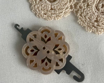 Small Cream Pearlized Needle Threader