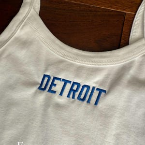 Broderat Detroit Football-linne med spaghettiband för kvinnor | Matchdagstopp, lätt ärmlös tröja, Tailgate-tröja Motor City