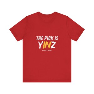 Die Wahl ist Yinz T-Shirt | Fußball Entwurf 2026, Pittsburgh Pride Bild 4