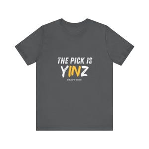 Die Wahl ist Yinz T-Shirt | Fußball Entwurf 2026, Pittsburgh Pride Bild 3