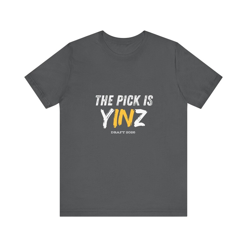 Die Wahl ist Yinz T-Shirt | Fußball Entwurf 2026, Pittsburgh Pride Bild 3