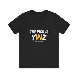 Die Wahl ist Yinz T-Shirt | Fußball Entwurf 2026, Pittsburgh Pride Bild 1