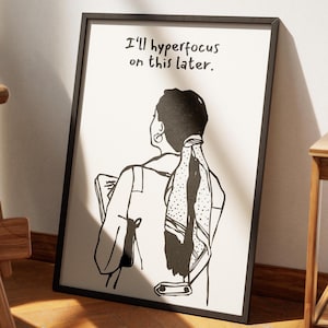 Op de afbeelding: Zwart-witte lijntekening van een persoon met een sjaal in hun haar, die wegkijkt van de kijker. De tekst "I'll hyperfocus on this later." is boven de persoon afgedrukt.