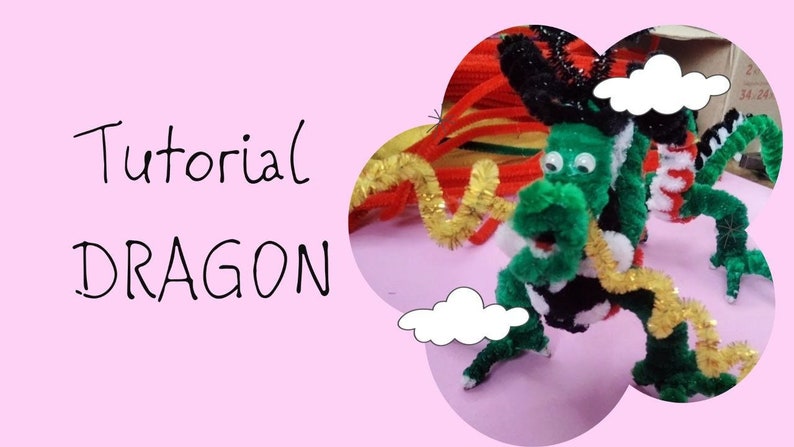 Puede incluir: Un drag&oacute;n de limpiapipas verde, negro y rojo con detalles de limpiapipas dorados. El drag&oacute;n est&aacute; en posici&oacute;n con la cabeza levantada y la cola enroscada. La imagen tiene el texto "Tutorial DRAGON" sobre un fondo rosa.