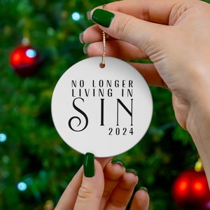 No Longer Living In Sin 2024 - Just Married 2024 Eerstejaars huwelijkscadeau Kerstmis, aangepast vakantiedecor, minimale douche voor koppels Gepersonaliseerd
