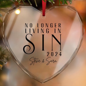 Niet langer in zonde leven - grappige stellen Eerste kerst Net getrouwd Huwelijksfeest Religieuze grap Personaliseerbaar kristallen ornament Cadeau