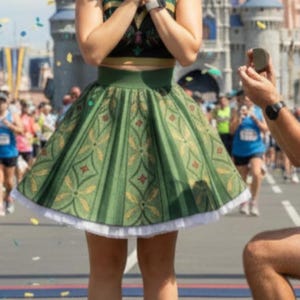 Falda de patinadora de la Coronación de Anna: Cosplay de Disneybounding - Madre e hija a juego