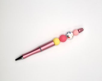 Penna Fidget con fiori di campo in fiore