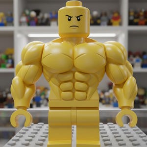 Puede incluir: Una figura de Lego amarilla grande con un físico musculoso. La figura tiene una expresión severa y está posada con los brazos a los lados. El fondo presenta estantes llenos de varias figuras de Lego.