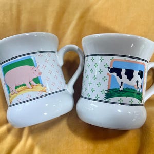 Ein Paar Vintage-Kaffeebecher von Vandor Country, Becher mit Kuh- und Schweinemotiv, hergestellt in Japan, 1981, Scheunen- und Bauernhaus-Becher