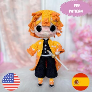 Może przedstawiać: Szydełkowa lalka z żółtymi i pomarańczowymi włosami, ubrana w żółto-pomarańczowy płaszcz we wzory, czarne spodnie i miecz z białą rękojeścią. Lalka ma duże czarne oczy i różową twarz. Obraz zawiera tekst "PDF PATTERN".