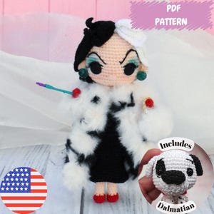 Puede incluir: Patr&oacute;n de crochet para una mu&ntilde;eca amigurumi de Cruella de Vil con un abrigo de piel blanco y negro, zapatos rojos y pendientes verdes. El patr&oacute;n tambi&eacute;n incluye un cachorro d&aacute;lmata amigurumi. El patr&oacute;n est&aacute; disponible para descargar en PDF. PDF PATTERN