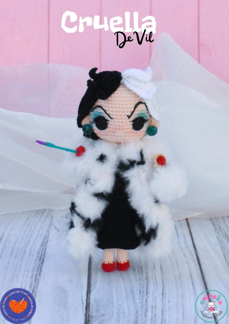 Puede incluir: Una mu&ntilde;eca de ganchillo de Cruella de Vil de la pel&iacute;cula de Disney 101 D&aacute;lmatas. La mu&ntilde;eca lleva un vestido negro y un abrigo de piel blanco. Tiene el pelo negro y blanco, sombra de ojos verde y zapatos rojos.