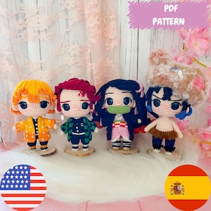 Puede incluir: Cuatro muñecas de ganchillo hechas a mano con ojos grandes y trajes detallados. Las muñecas tienen diferentes colores y estilos de cabello, incluyendo amarillo, rojo y negro. Las muñecas están de pie sobre pequeñas bases de madera. La imagen incluye el texto "PDF PATTERN".