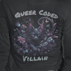 T-shirt Queer Coded Villain - T-shirt graphique floral chat noir - Chemise LGBTQ+ Fierté - Haut tendance gothique unique