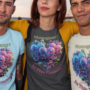 Op de afbeelding: Drie mensen dragen T-shirts met een kleurrijke hartgrafiek en de tekst "Monogamie? In deze economie?" erop gedrukt.