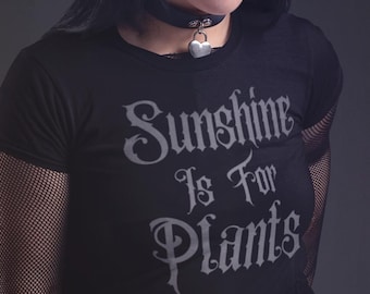 -shirt Le soleil est pour les plantes | t-shirt humour gothique | Esthétique Dark Academia | Chemise sarcastique sorcière | Streetwear alternatif