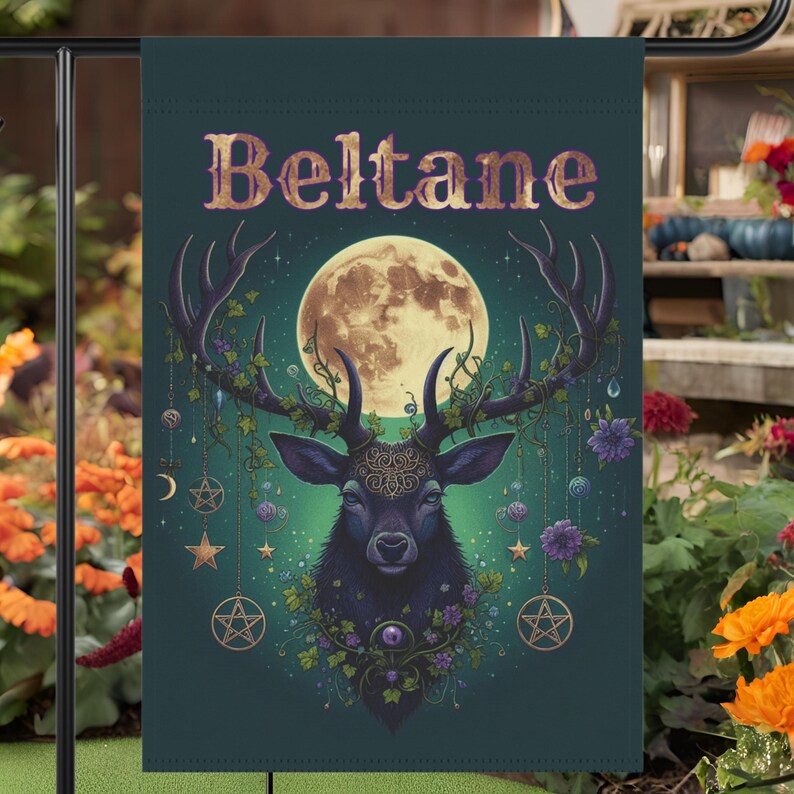 Puede incluir: Una bandera de jard&iacute;n verde con un ciervo negro con cuernos adornados con vides y flores. El ciervo tiene un ojo azul oscuro y un nudo celta dorado en la frente. La luna est&aacute; llena y amarilla en el fondo. El texto "Beltane" est&aacute; en la parte superior de la bandera.