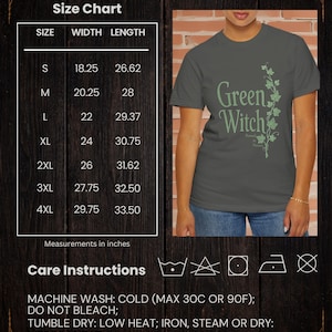 Peut inclure: T-shirt unisexe gris fonc&eacute; avec l'inscription "Green Witch" et un motif botanique. Le t-shirt pr&eacute;sente un tableau des tailles avec des mesures en centim&egrave;tres et des instructions d'entretien. The Yule Cat Emporium.