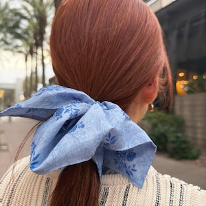 flowers Hair Bands，Scrunchy Hair Rope,Hair Accessory For Women,Ponytail Holder,Blue Floral Bow Hair Tie – Vintage-Inspired Fabric Scrunchie
