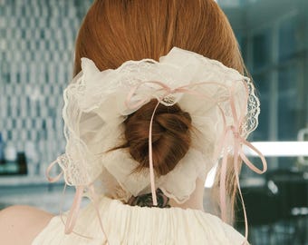 Scrunchie per capelli in pizzo avorio e tulle con nastri rosa – Morbido chignon vintage