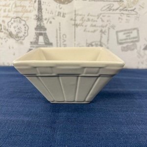 Longaberger Pottery Woven Traditions Ivory 20 oz Contour Small Flair Bowl 5 1/2 x 5 1/2 x 3