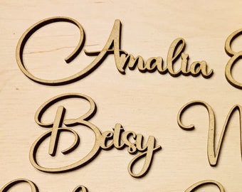 Cartes de lieu de mariage, étiquettes d'anniversaire en bois, petits noms découpés au laser, paramètres de plaque personnalisés personnalisés, décor de table d'événement, panneaux de bébé rustiques