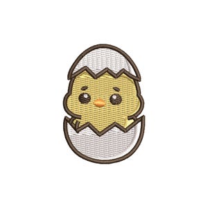 Puede incluir: Diseño bordado de un pollito amarillo saliendo de un huevo blanco. El pollito tiene ojos grandes y oscuros y un pico naranja. La cáscara del huevo está delineada en marrón, con un interior blanco texturizado.