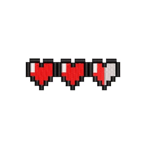 Puede incluir: Tres corazones rojos pixelados, uno de los cuales está parcialmente lleno, representando un estado de salud bajo en un videojuego.