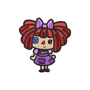 Könnte beinhalten: Eine Cartoon-Stoffpuppe mit roten Haaren, einem lila Kleid und einem Augenklapp. Die Puppe hat eine angenähte Nase und einen fröhlichen Ausdruck.