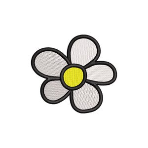 Puede incluir: Un parche bordado que presenta una flor estilizada con cinco pétalos blancos y un centro amarillo brillante. Todo el diseño está delineado con un borde negro grueso, creando una forma clara y definida para este aplique floral bordado.