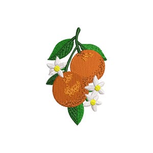 Op de afbeelding: Borduurwerk van een tak van een sinaasappelboom met twee sinaasappelen en witte bloesems. De sinaasappelen zijn diep oranje en de bladeren zijn groen.