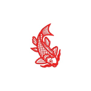Puede incluir: Un diseño de pez koi bordado en rojo. El pez está estilizado con escamas, aletas y un cuerpo curvado detallados. El bordado está sobre un fondo blanco, creando un contraste llamativo. El diseño es adecuado para diversas aplicaciones.