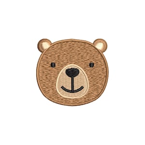 Puede incluir: Parche bordado con la cara de un oso de peluche marrón. El oso tiene una nariz y ojos negros, con una cara marrón claro y un contorno marrón oscuro. Pequeñas orejas redondeadas completan el diseño.