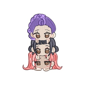 Può includere: Design ricamato con tre figure in stile chibi impilate. La figura superiore ha i capelli viola, la figura centrale ha i capelli neri e la figura inferiore ha i capelli rosa. Il design è su sfondo bianco.