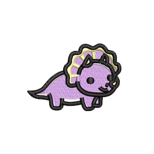 Puede incluir: Parche bordado de un dinosaurio triceratops de dibujos animados. El dinosaurio es de color lavanda con un contorno negro y un volante amarillo y negro. El dinosaurio mira hacia la derecha.