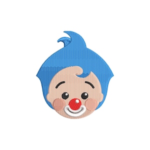 Puede incluir: Diseño bordado de una cara de payaso de dibujos animados con pelo azul, nariz roja y mejillas rosadas. El diseño presenta ojos negros y una boca sonriente. La imagen está sobre un fondo blanco.