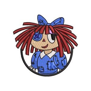 Puede incluir: Un parche bordado que muestra una muñeca con cabello de hilo rojo, un lazo azul y un vestido azul con parches cosidos. La muñeca tiene un ojo de botón azul con una costura en X y un ojo negro, dentro de un marco circular de borde negro.
